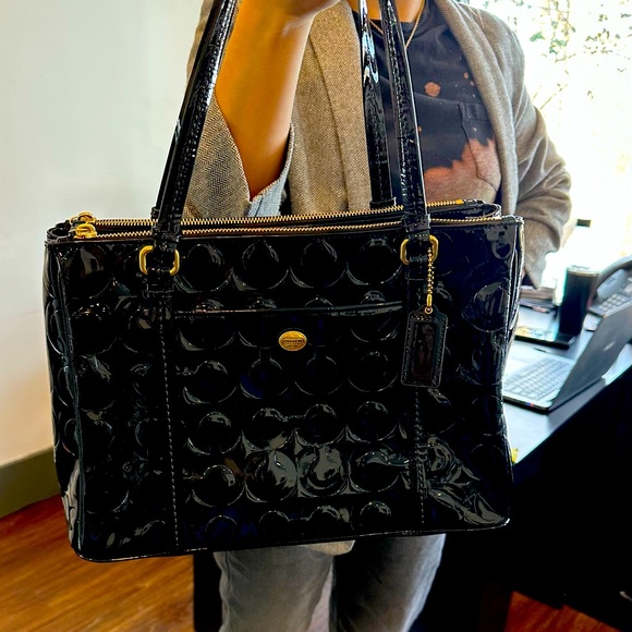 Patent leather glossy Coach shoulder bag - Picture 3 of 5